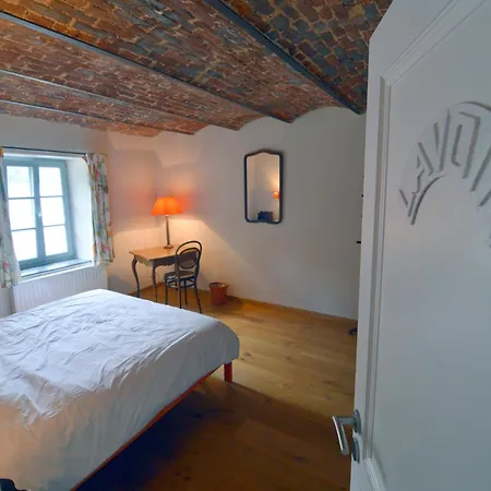 Casa de Férias With Swimming Pool Situated In Wonderful Castle Grounds In Gesves