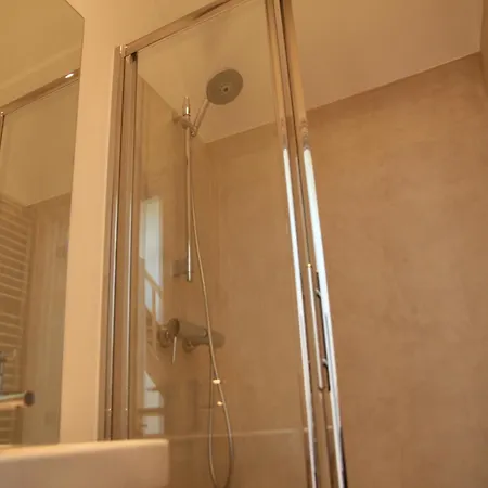 Сasa de vacaciones With Swimming Pool Situated In Wonderful Castle Grounds In