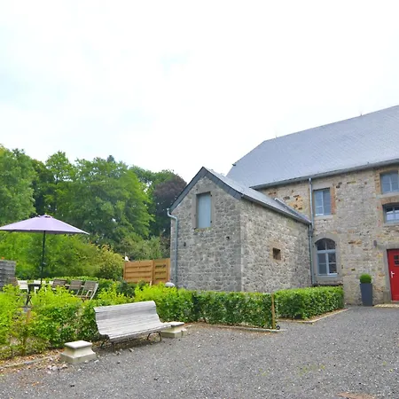 With Swimming Pool Situated In Wonderful Castle Grounds In Сasa de vacaciones Gesves