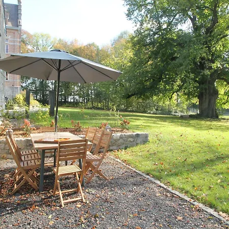 펜션 With Swimming Pool Situated In Wonderful Castle Grounds In