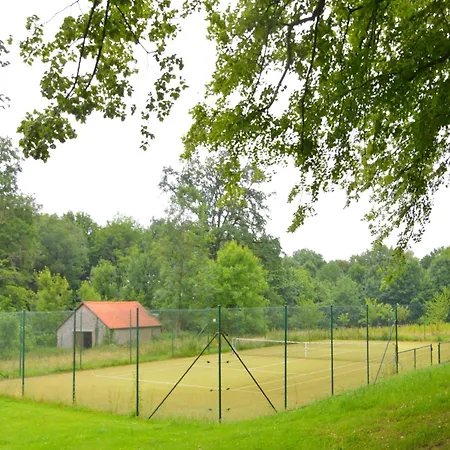 펜션 With Swimming Pool Situated In Wonderful Castle Grounds In *